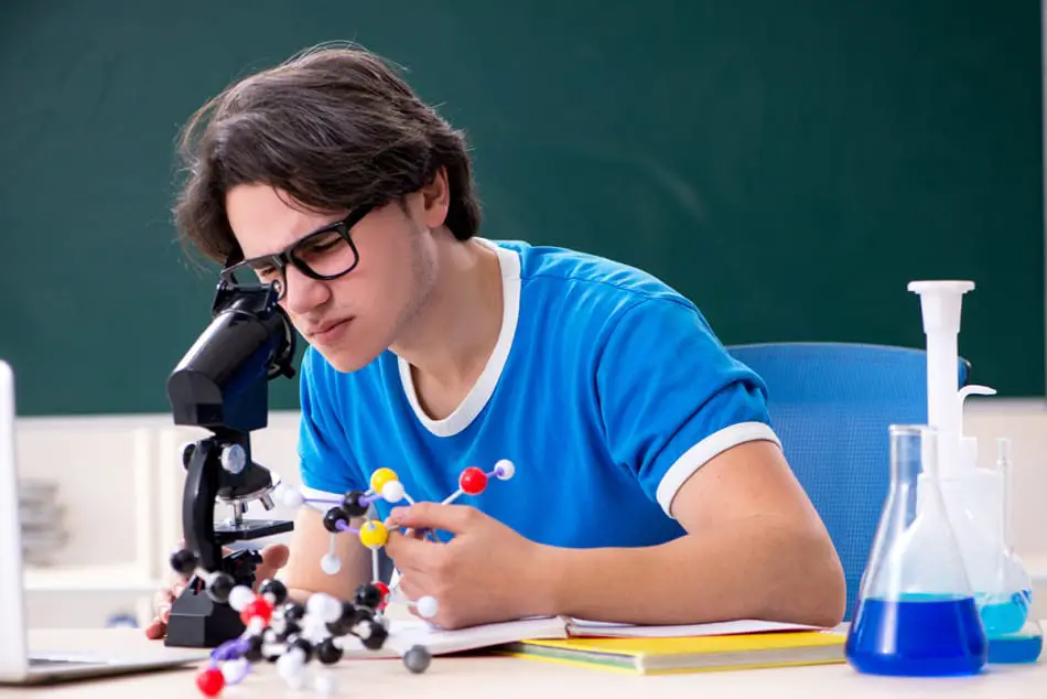 Student who self learn physics with a microscope